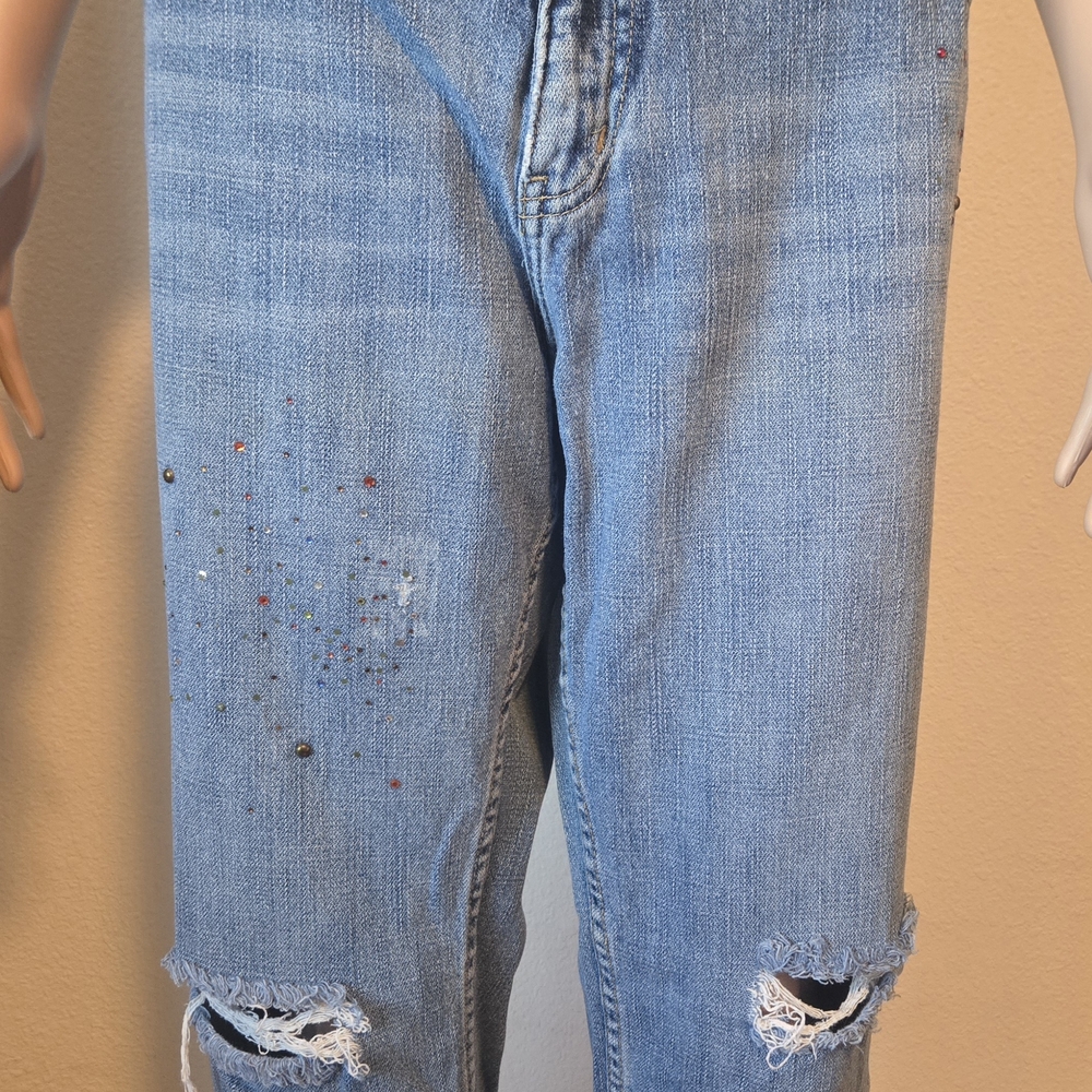 No Boundaries Distressed Capri Blue Jeans With Jewels
